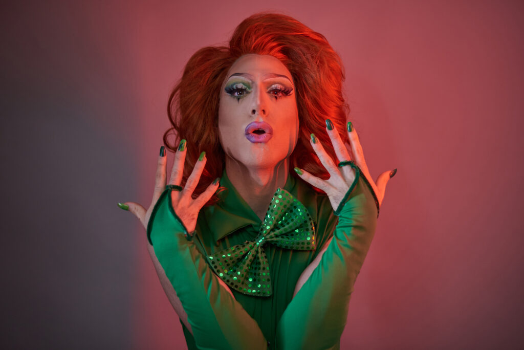 Dragqueen in Amsterdam, symbool van zichtbaarheid, inclusie en veilig reizen met LGBTQ+ taxi
